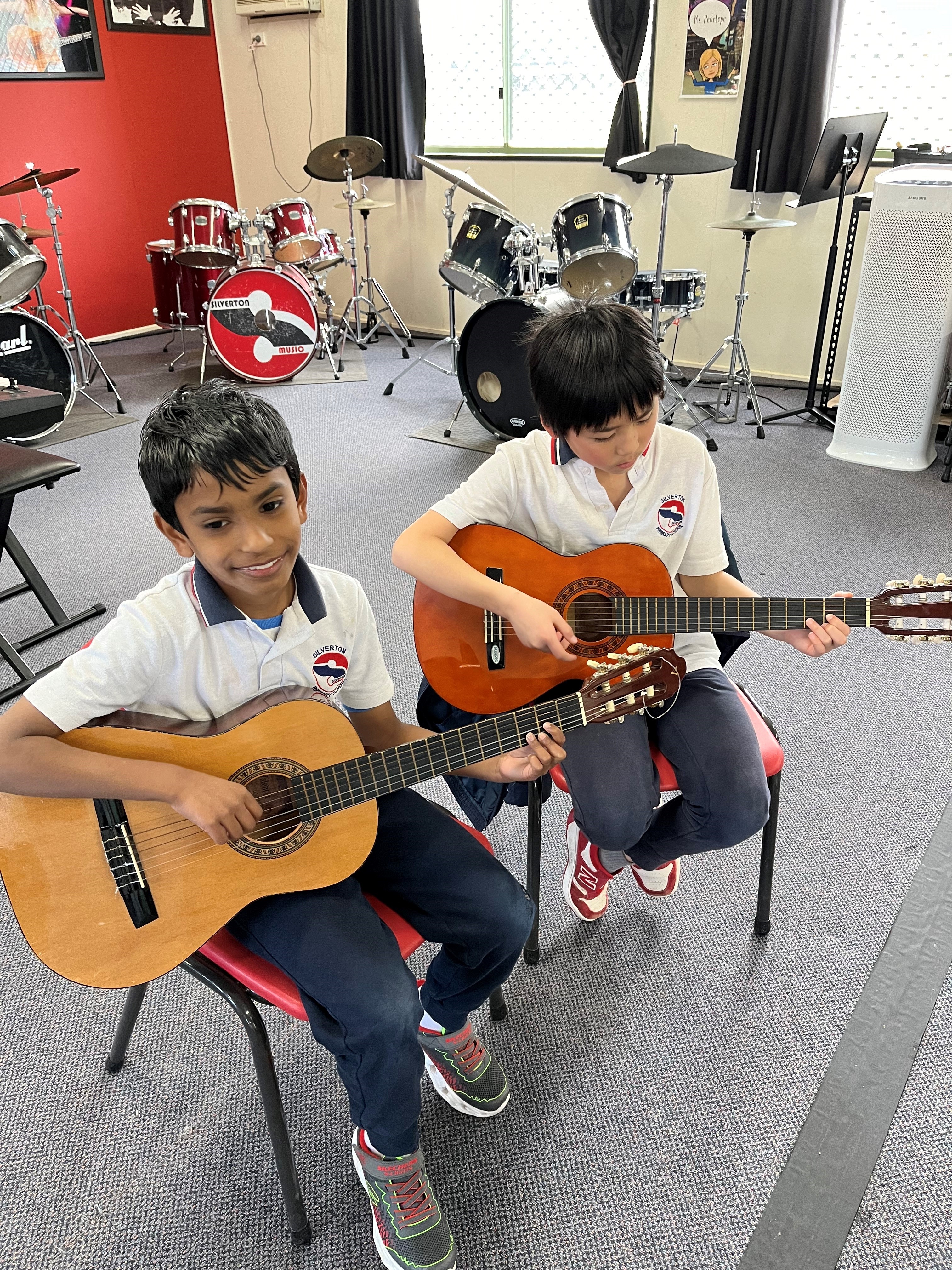 /uploaded_files/media/gallery/1728609527Guitar 1.jpg